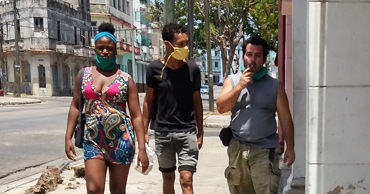 Personas que no hacen uso correcto de mascarillas en La Habana (imagen de referencia). © CiberCuba