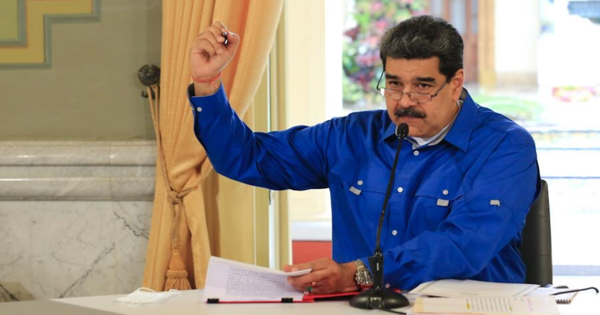 Nicolás Madura al firmar la extensión de la cuarentena © Twitter / Nicolás Maduro
