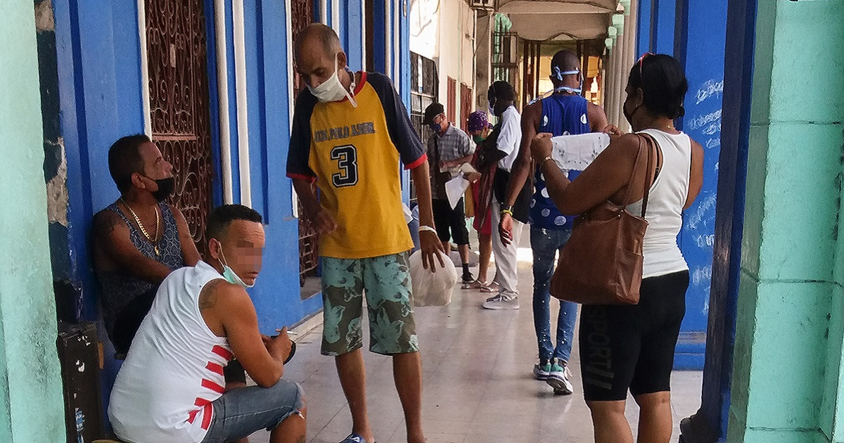 Personas conversan y fuman en La Habana, usando de manera incorrecta el nasobuco o mascarilla (imagen de referencia). © Cibercuba