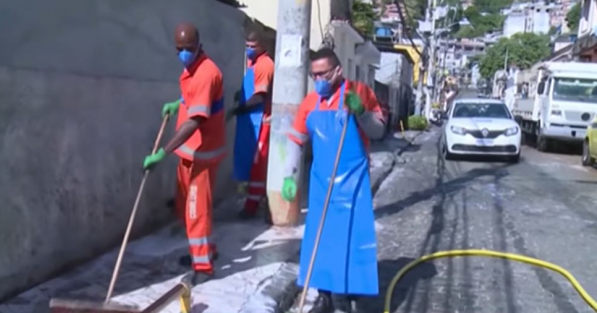 Personal de limpieza desinfecta las calles en un barrio de Río de Janeiro © YouTube/Screenshot