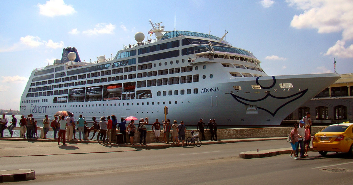 Crucero Adonia de la compañía Fathom, filial de Carnival, en La Habana en 2016 © CiberCuba (Imagen de Archivo)
