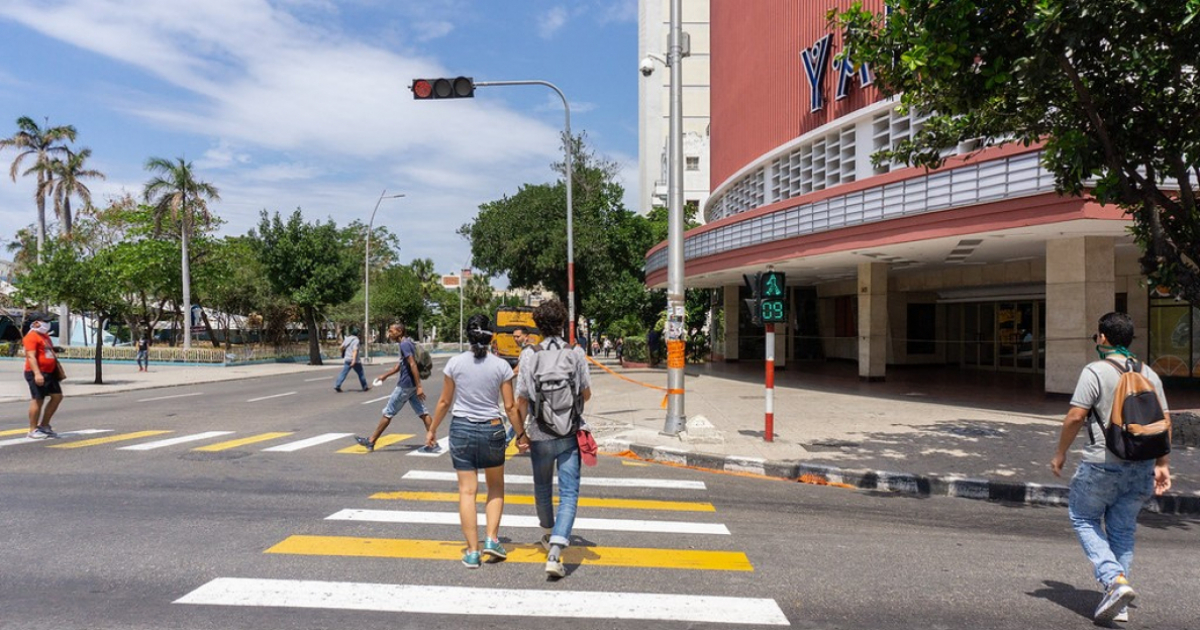 Cubanos en la calle © CiberCuba