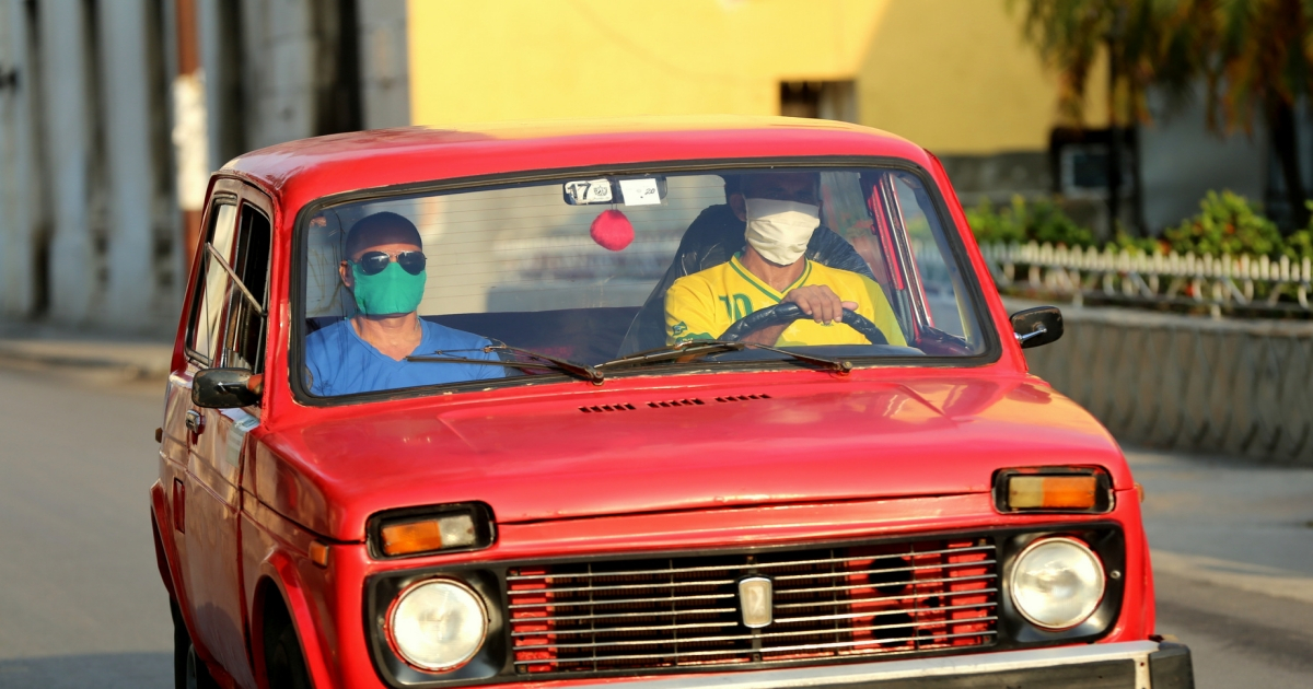 Cubanos con mascarillas en un automóvil. (imagen de referencia) © Facebook / Naturaleza Secreta de Cuba