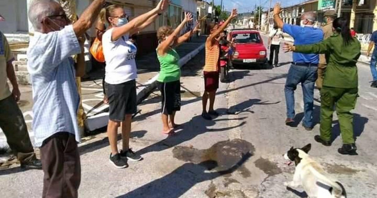 Vecinos celebran haber salido de la cuarentena © Dairon Perez Urbano/ Facebook