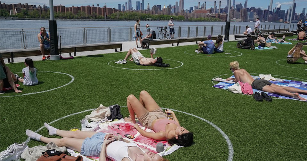 Círculos marcan el distanciamiento social en el parque neoyorkino de Domino Park © Greenpoint/Instagram