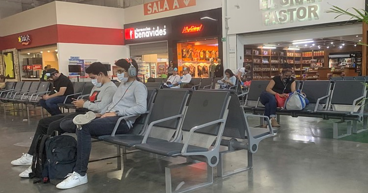 Personas protegiéndose del COVID-19 en aeropuerto de Monterrey, México © Wikimedia Commons / Davidmejoradas