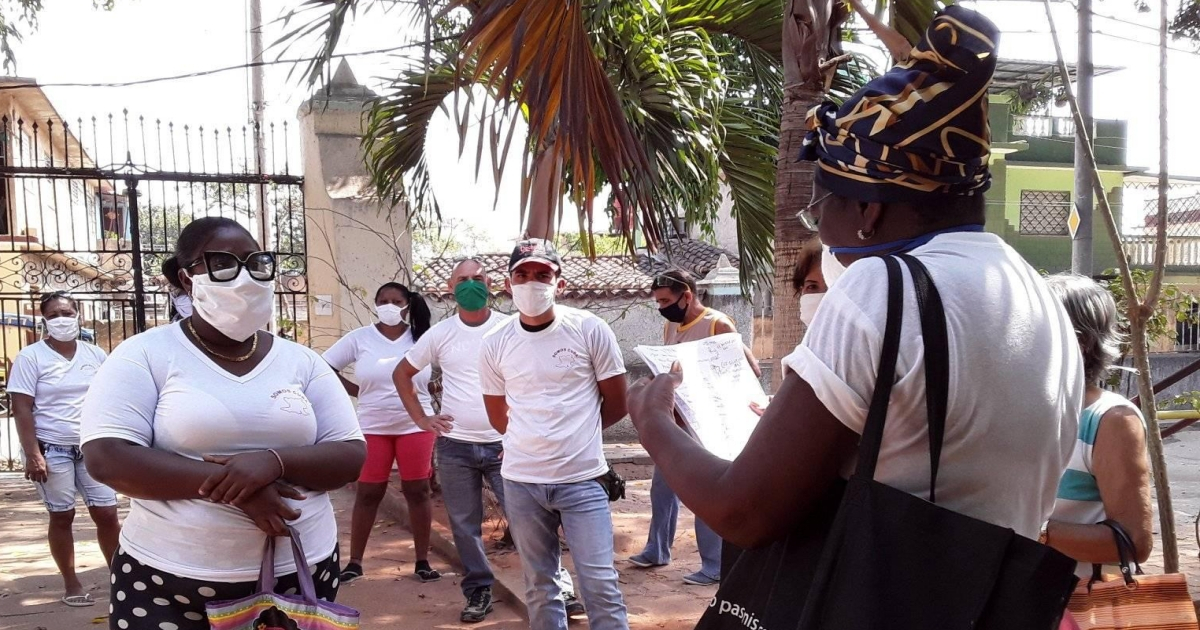 Trabajadores con nasobucos en Matanzas, provincia con más nuevos casos. (imagen de referencia) © Facebook / Editora Girón