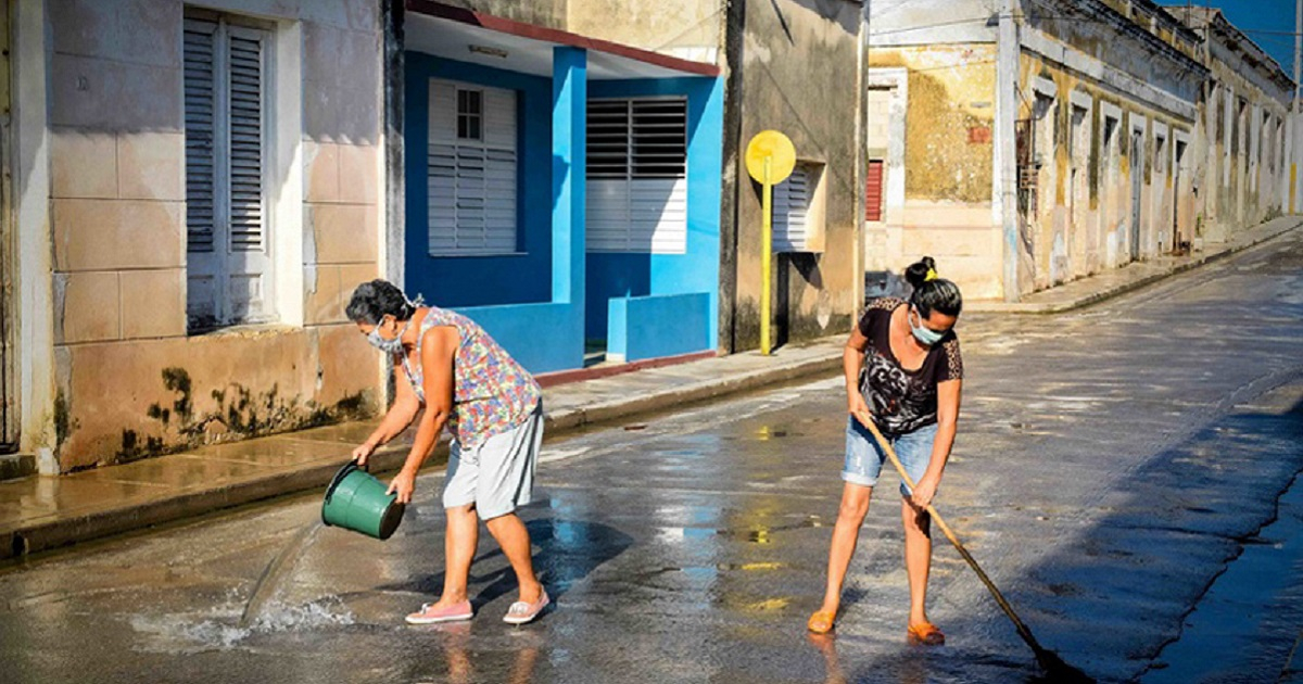 Vecinos de Gibara limpian las calles tras finalizar la cuarentena en la localidad. © ACN