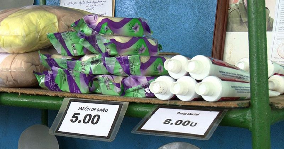 Productos de aseo cubano a la venta en tiendas de moneda nacional (imagen de referencia) © ACN