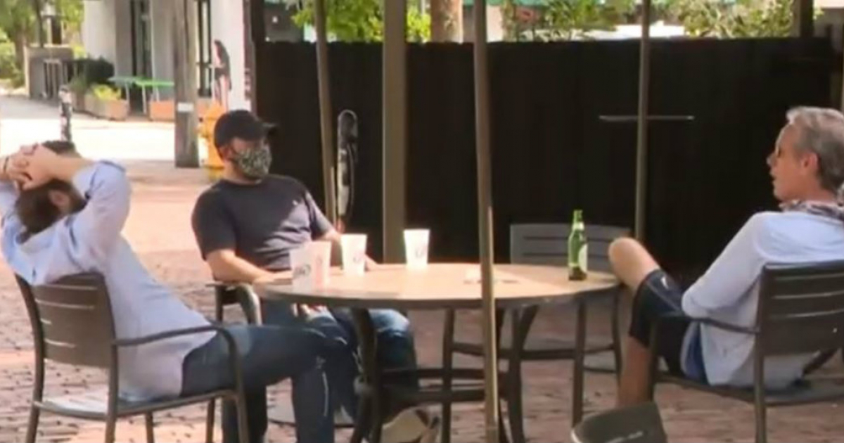 Personas sentadas en un bar en el condado de Miami-Dade © YouTube/screenshot