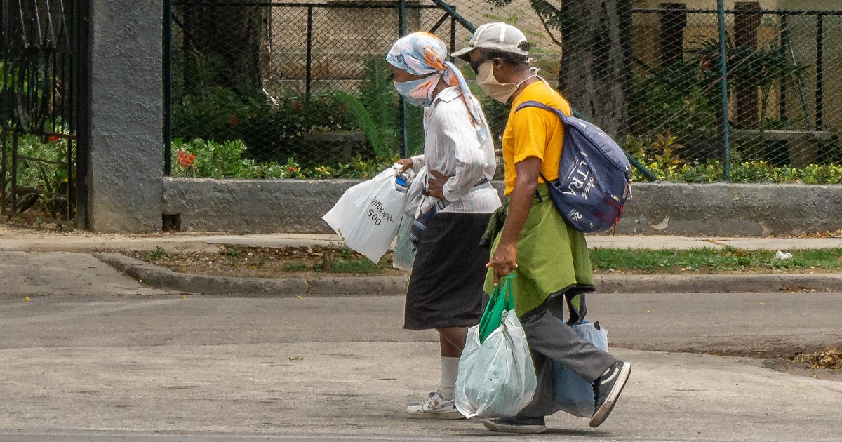 Cubanos con nasobucos. (imagen de referencia) © CiberCuba