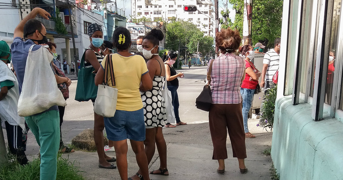 Cubanos hacen cola para un banco © CiberCuba