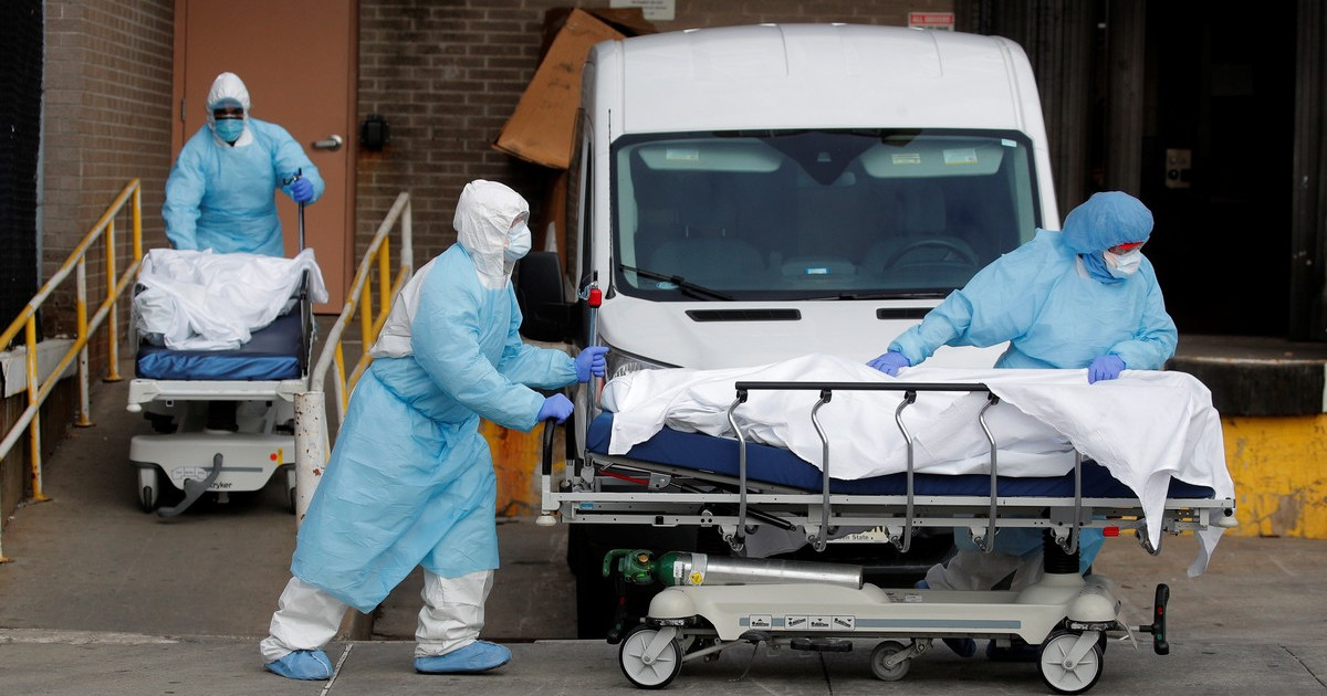 Traslada de un paciente fallecido en un hospital de Nueva York © Reuters