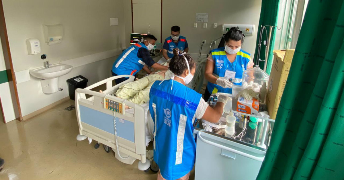 Paciente de coronavirus es atendido por personal sanitario © Facebook/Ministerio de Saúde