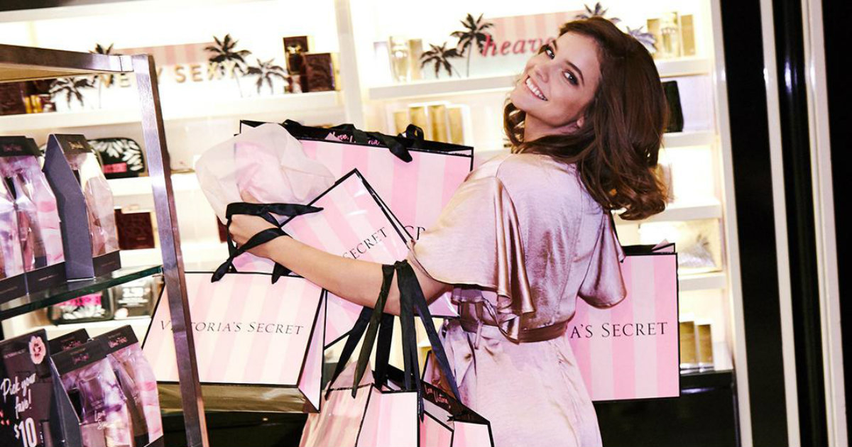 Una mujer sujeta varias bolsas de Victoria’s Secret © Twitter / Victoria’s Secret
