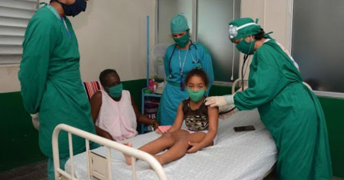 Niña cubana recibe atención de profesionales sanitarios © Facebook / Martin Hacthoun