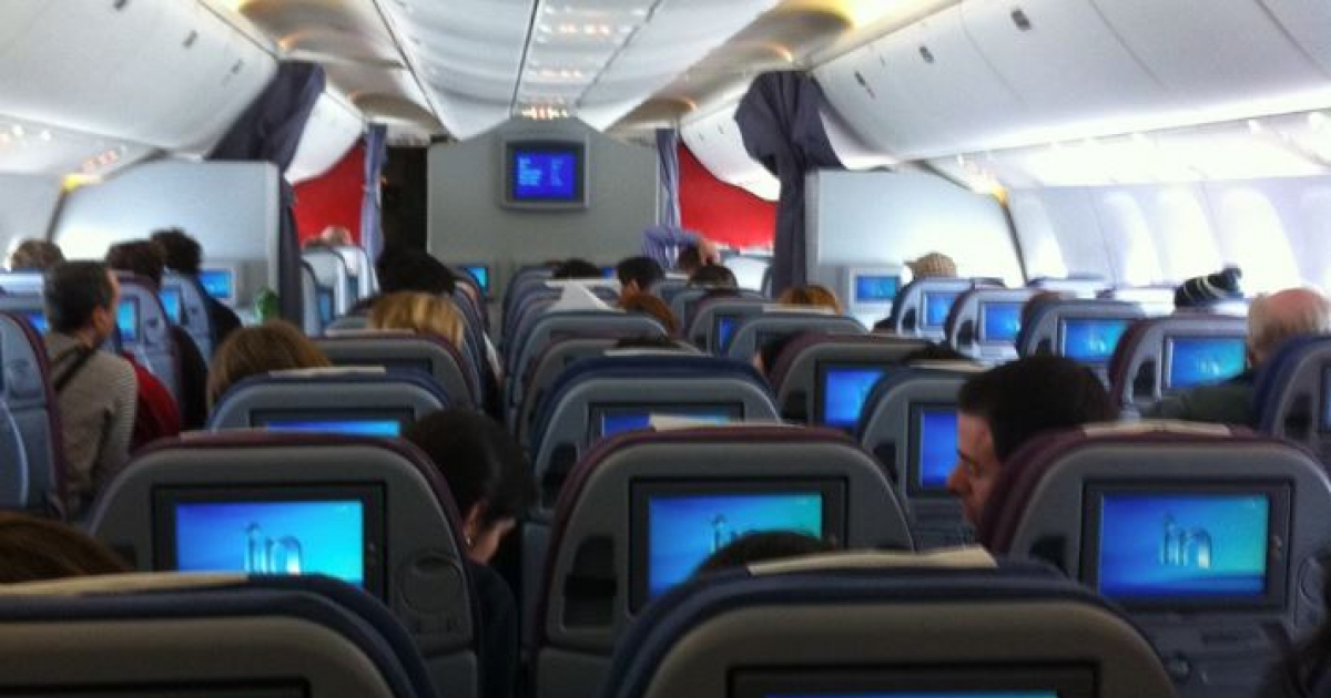 Pasajeros en avión de regreso a Estados Unidos © Creative Commons