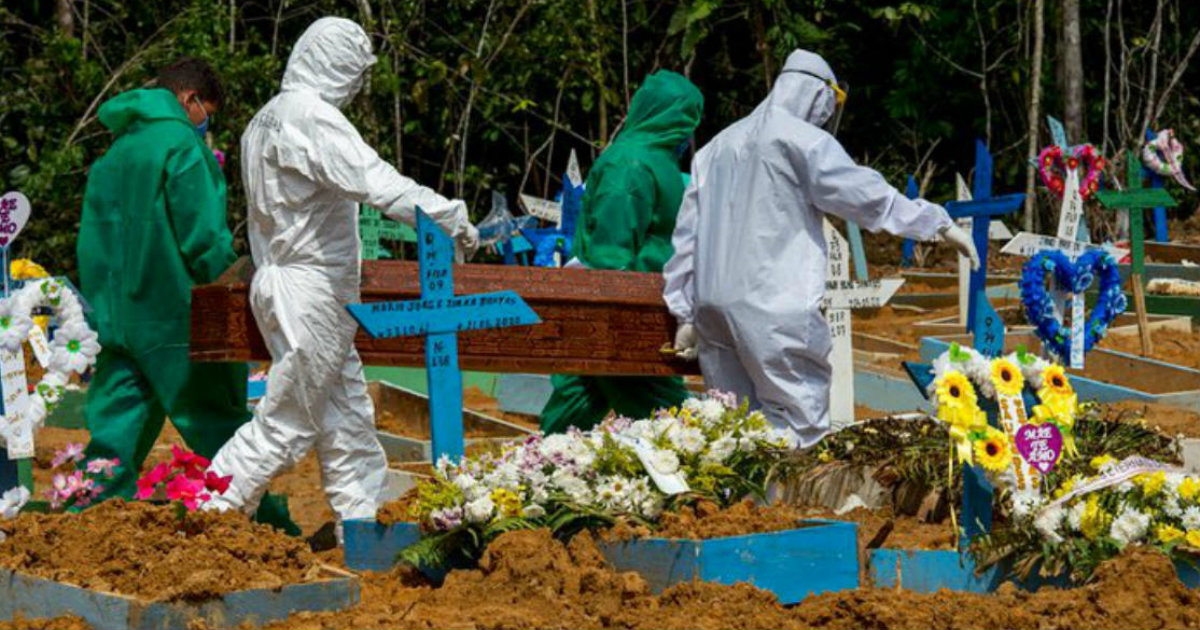 El cadáver de un paciente de COVID-19 en el momento de ser enterrado en un cementerio de Brasil © Twitter/Prefeitura de Manaos