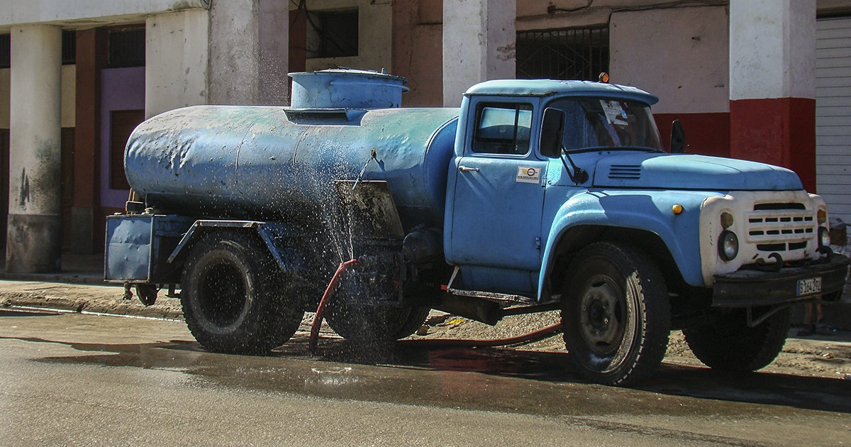 Pipa con agua en una calle pinareña © CiberCuba