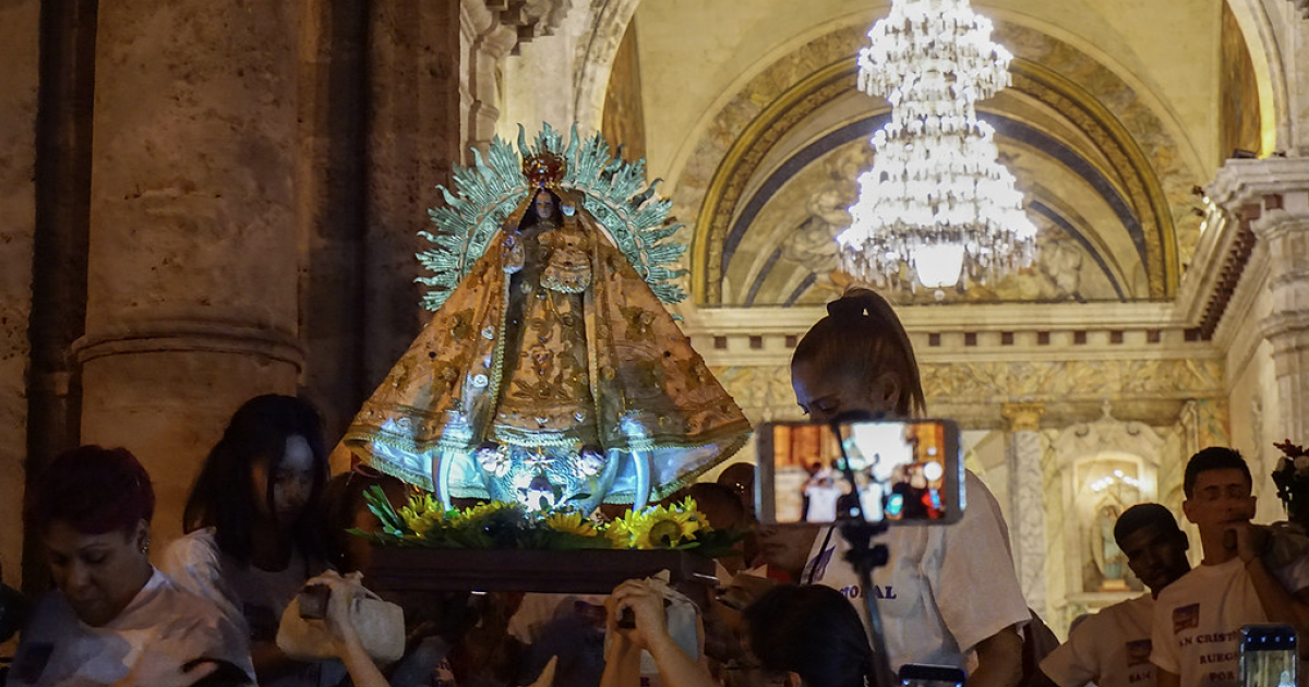 Una procesión católica sale de la Catedral de La Habana en 2019 © Cibercuba