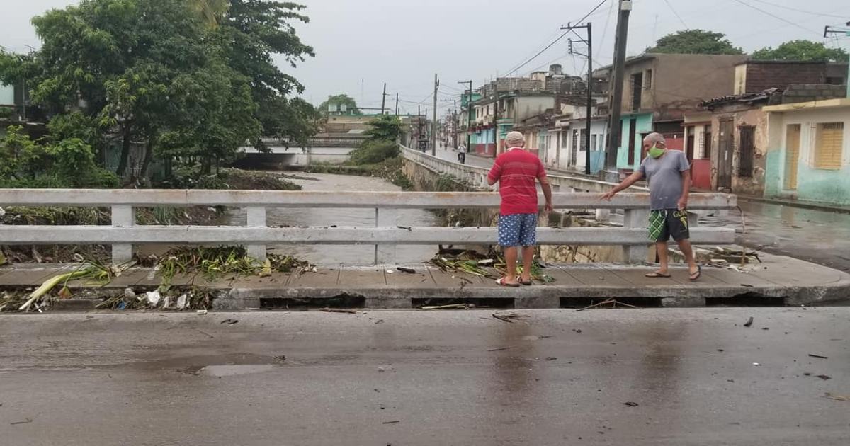 Vecinos en Santa Clara, una de las ciudades afectadas. (imagen de referencia) © Facebook / Orlando Lázaro Morales Silverio
