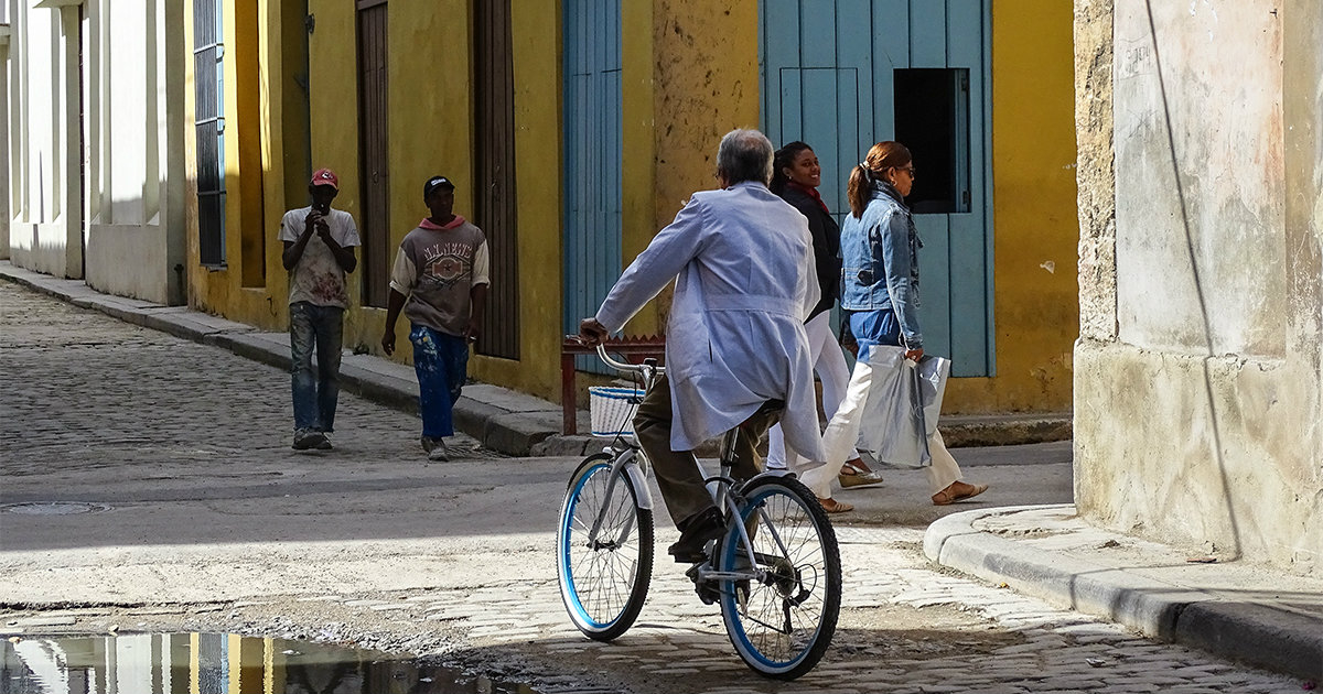 Médico cubano en bicicleta por La Habana © Archivo CiberCuba