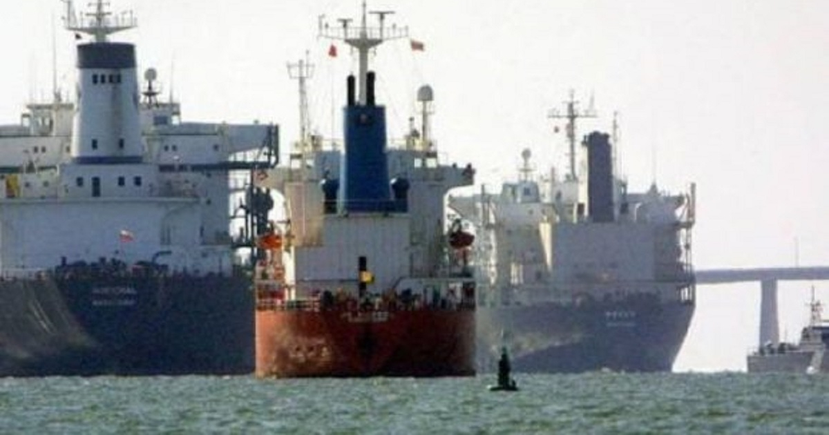 Buque cargado de petróleo iraní, custodiado por barcos venezolanos © Twitter / @DiazCabelB