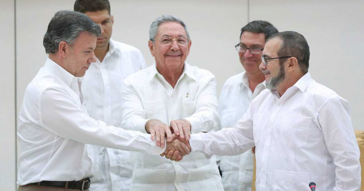  Raúl Castro, Juan Manuel Santos y el lider de las FARC Timochenko durante las negociaciones de paz © Reuters