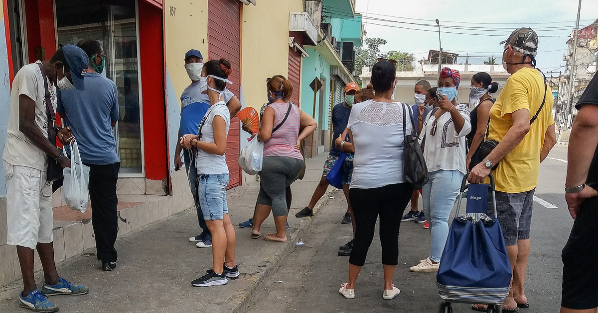 Cola para comprar en una tienda en Cuba (imagen de referencia). © CiberCuba