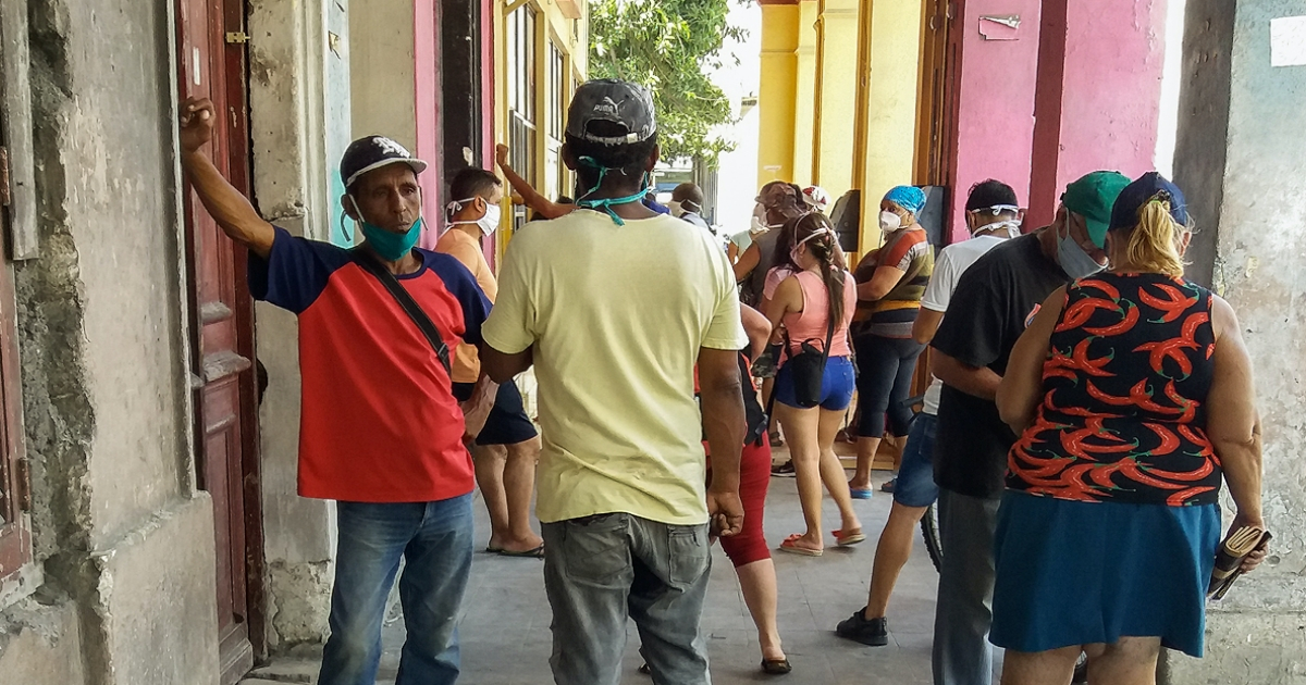 Cubanos en una cola en La Habana. (imagen de referencia) © CiberCuba