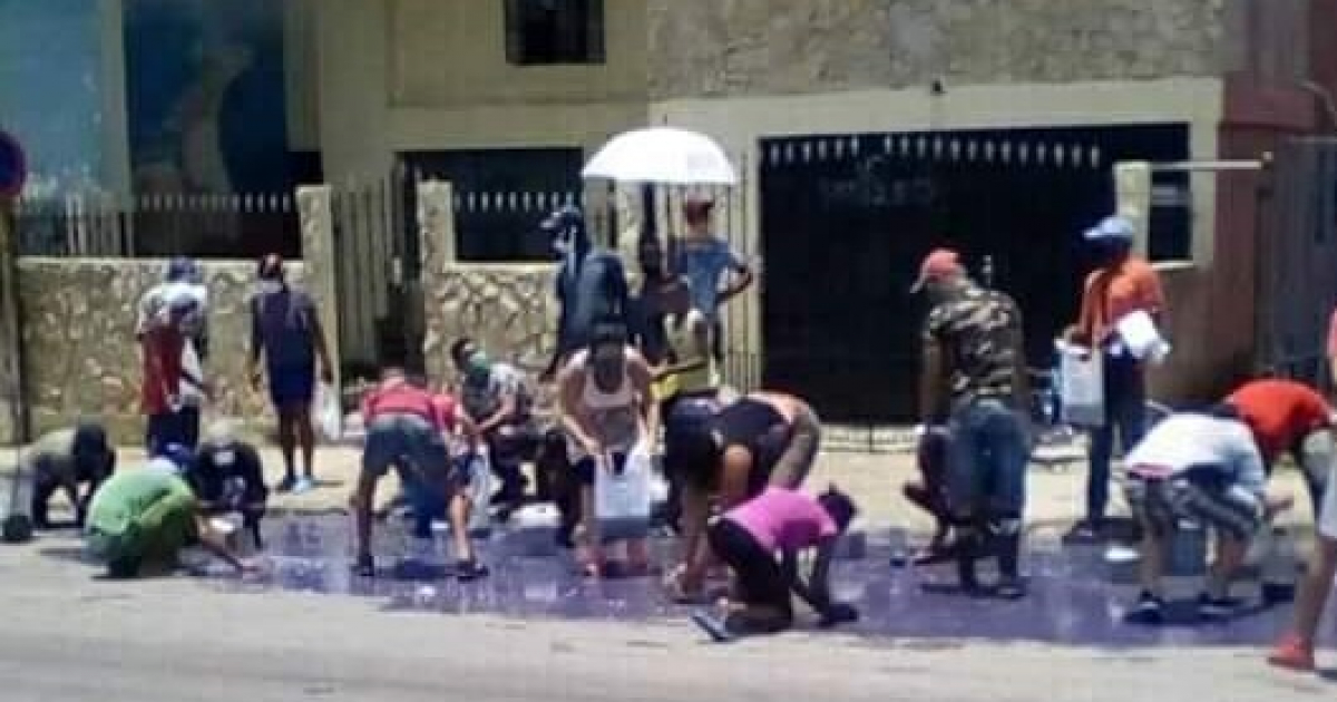 Cubanos recogiendo detergente derramado en la calle © Facebook Ernesto Pina