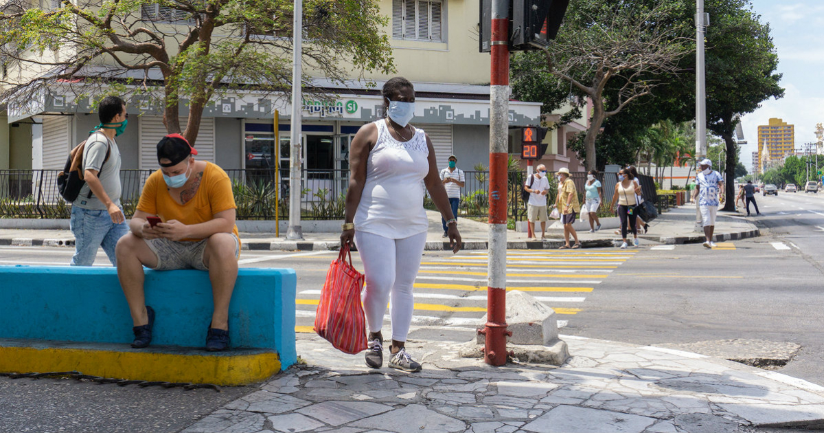 Personas en la esquina de 23 y L, en el Vedado © CiberCuba