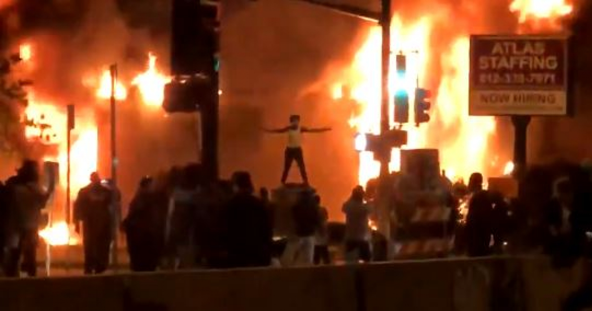 Incendios durante las protestas en Minneapolis © Twitter / Akshit Kapoor