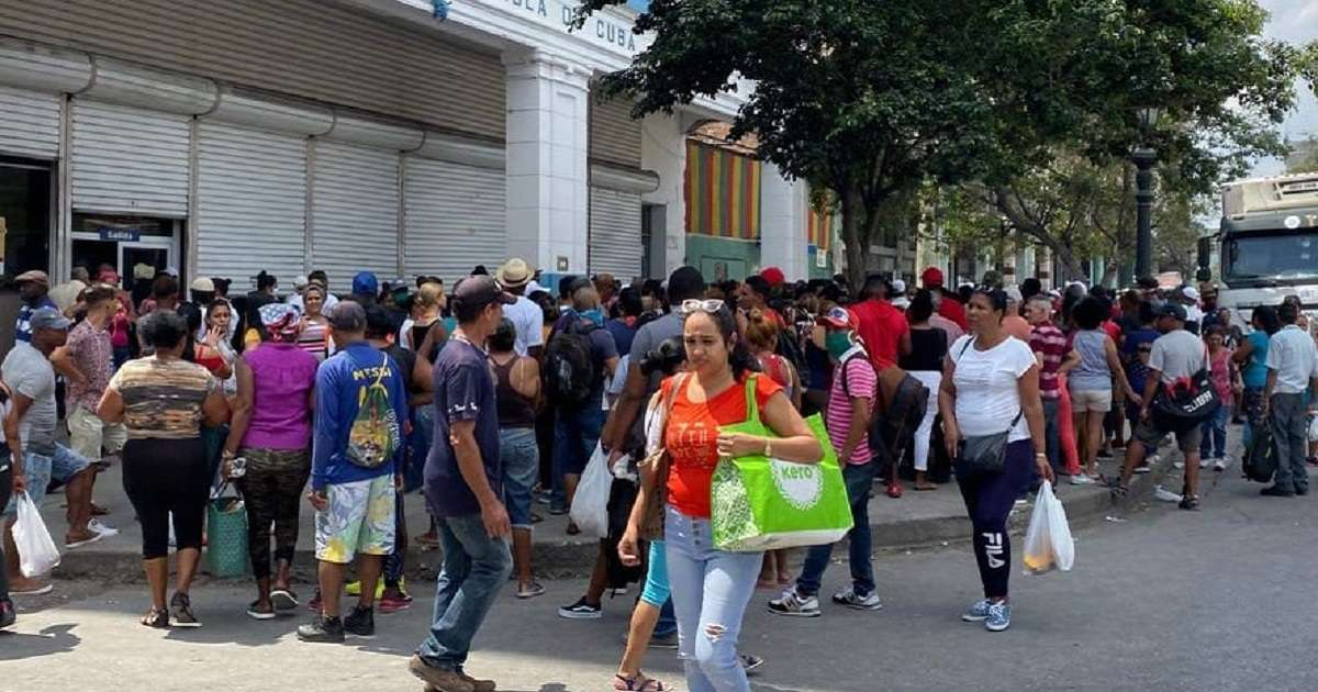 Colas en Cuba para comprar alimentos durante la emergencia del coronavirus © CiberCuba