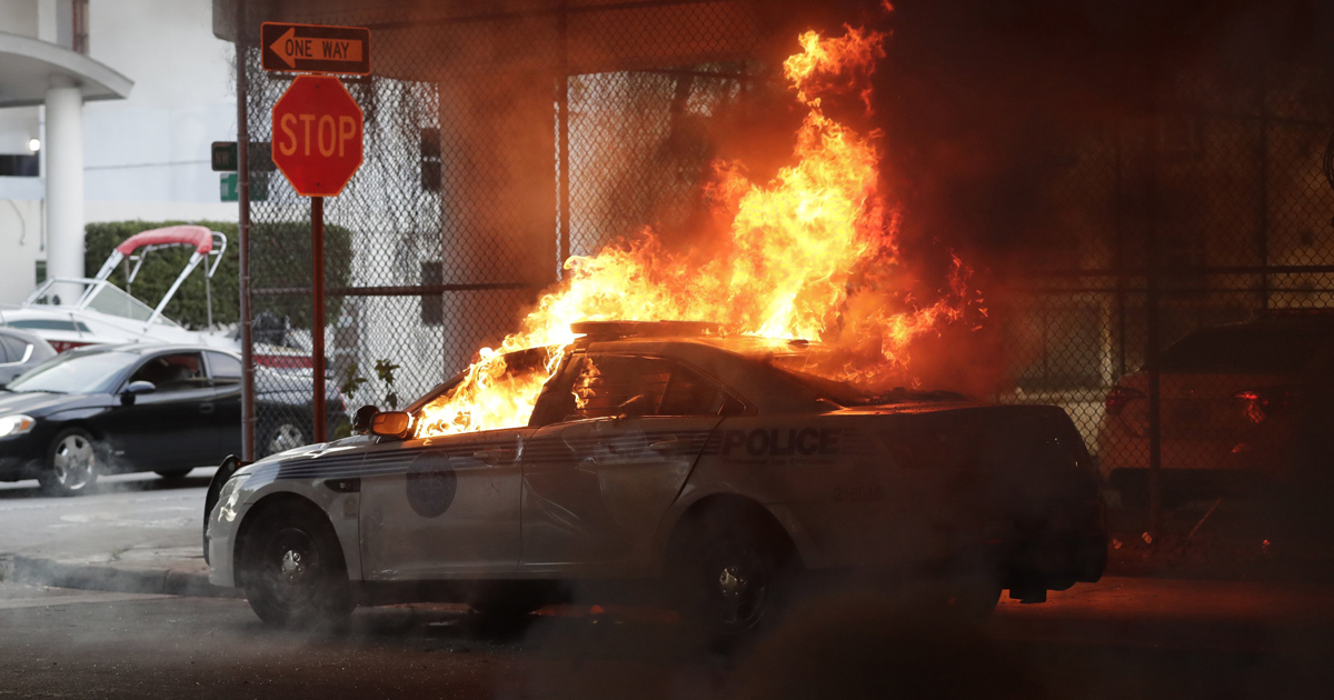 Un auto policial fue incendiado durante las protestas en el centro de Miami © Twitter/ CBS 4 Miami