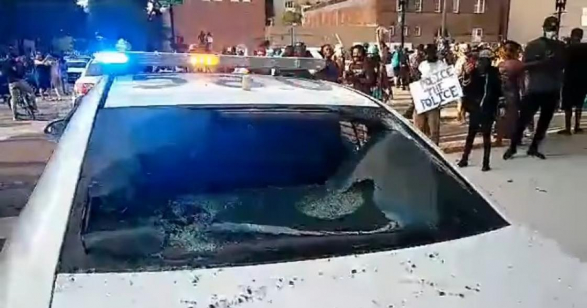 Auto policía en Jacksonville © Captura de video de YouTube