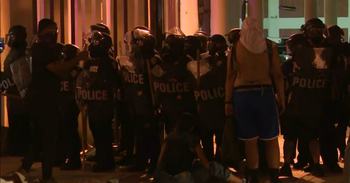 Policía frente a manifestantes en Miami © Local 10 / Captura de video