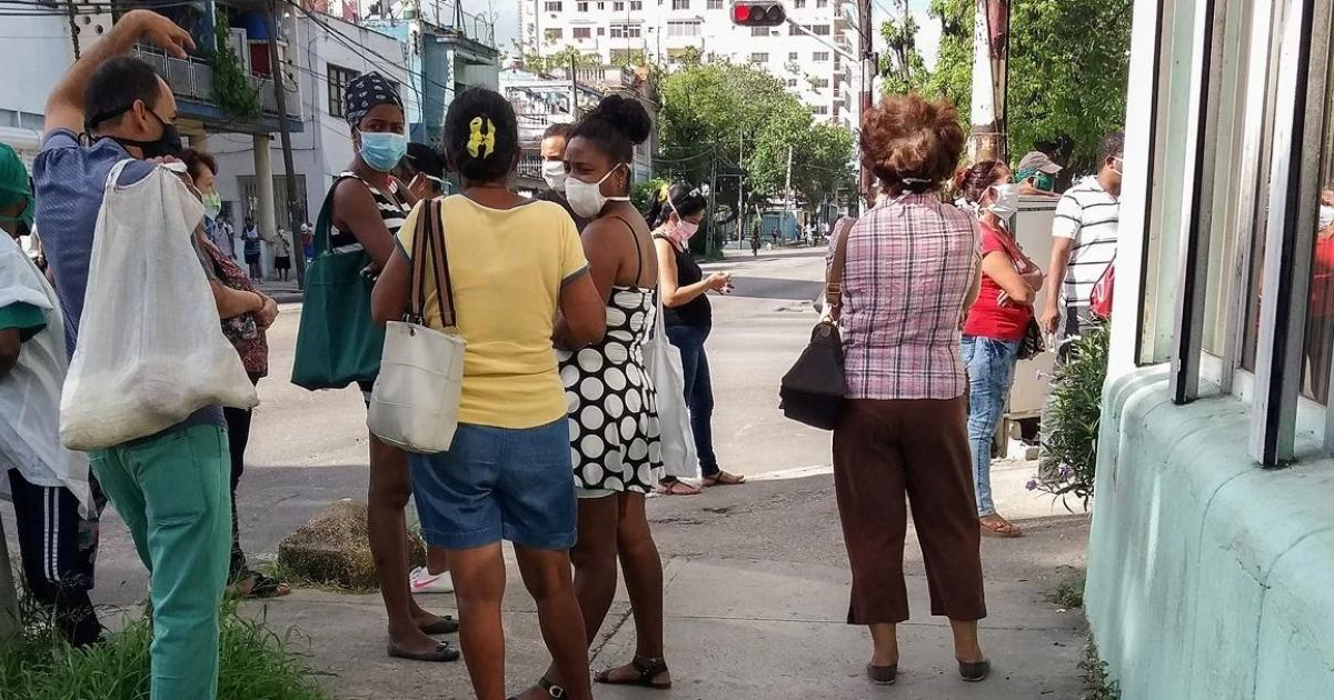 Cubanos en una cola © CiberCuba