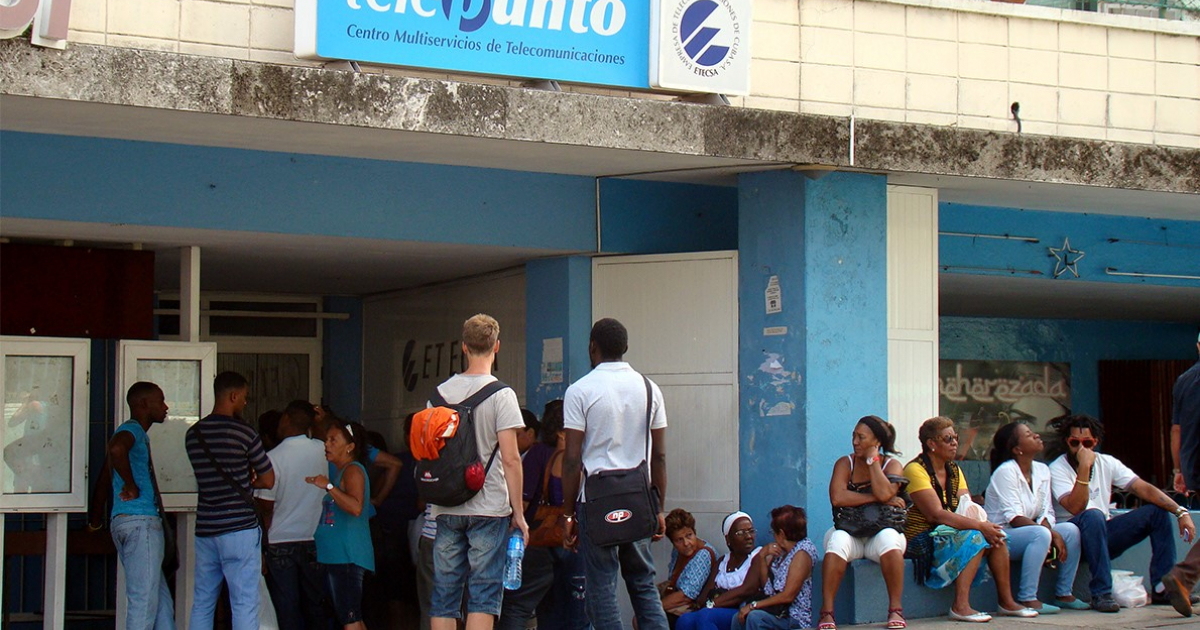 Cola en oficina de ETECSA en La Habana (Imagen de archivo) © CiberCuba