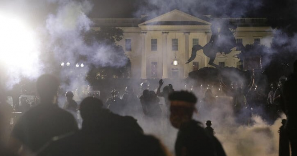 Imágenes de las protestas frente a la Casa Blanca recorren las redes sociales © Twitter