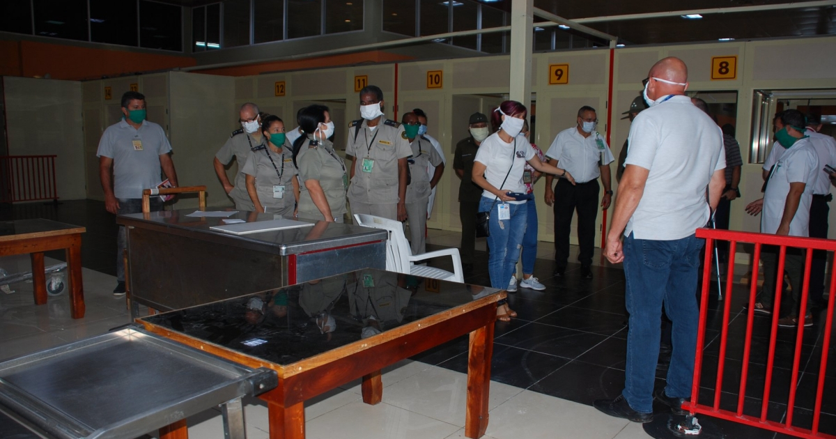 Trabajadores en el aeropuerto de Varadero. © Facebook / Aeropuerto Internacional Juan Gualberto Gómez