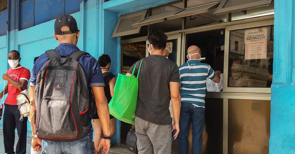 Cola para comprar pan en La Habana (imagen de referencia). © Cibercuba