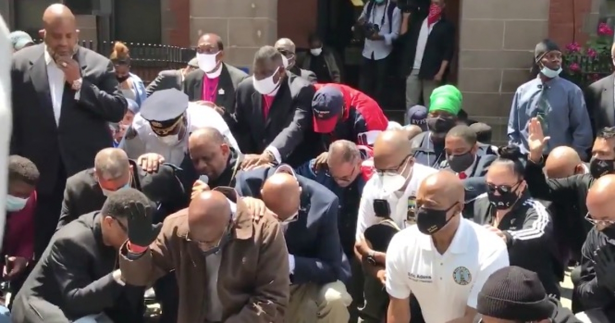 Policías y manifestantes se arrodillan juntos en Brooklyn © Captura de video