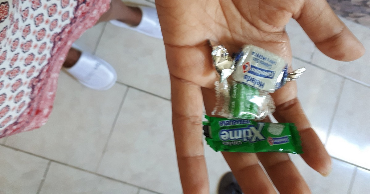 Geisy Guia Delis muestra los caramelos que le regaló otra paciente y la ayudaron a resistir el hambre. © Twitter / Geisy Guia Delis