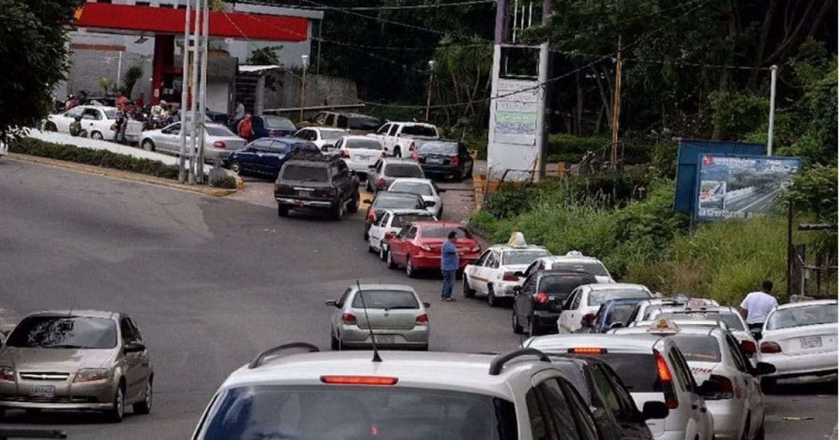 La escasez de gasolina en Ciudad Guayana ha provocado largas colas © Twitter Caraota Digital