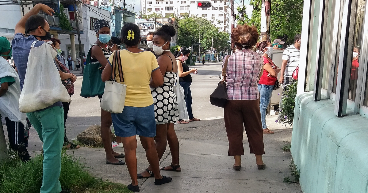 Cubanos en una cola. (imagen de referencia) © CiberCuba