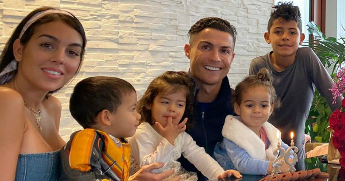 Cristiano Ronaldo y Georgina Rodríguez posan con sus hijos © Instagram / Georgina Rodríguez