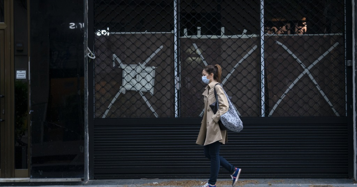 Una mujer con mascarilla camina por la calle en Barcelona © Twitter/Ajuntament de Barcelona