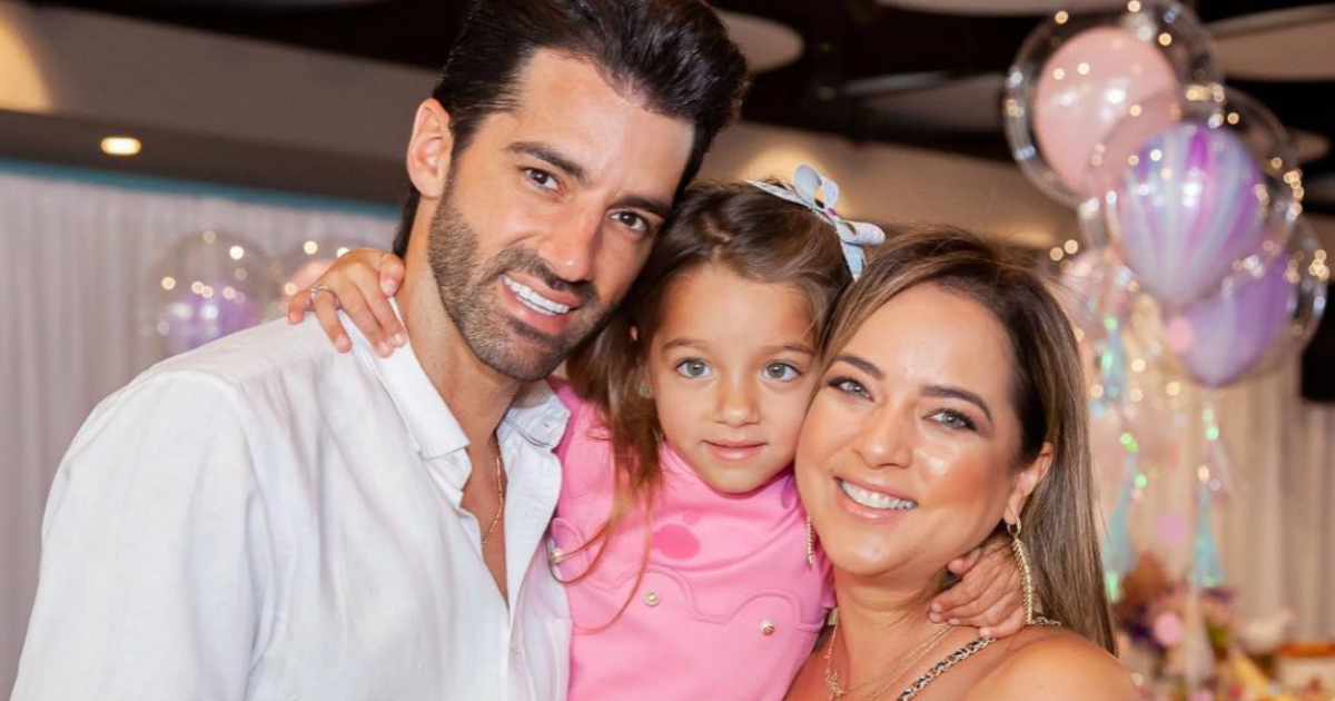 Adamari López y Toni Costa con su hija Alaïa © Instagram / Adamari López