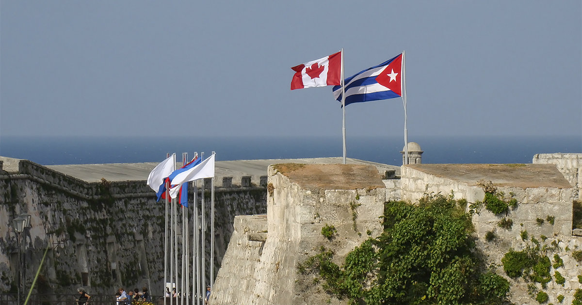 Banderas cubana y canadiense en la Feria del Libro de La Habana (Imagen de Archivo) © CiberCuba